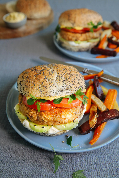 Vegetariánský hamburger s celozrnnými bulkami a zeleninovými hranolky