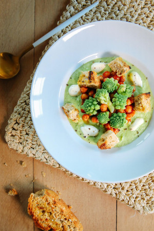 Kale and Romanesco cabbage soup with chickpeas and croutons
