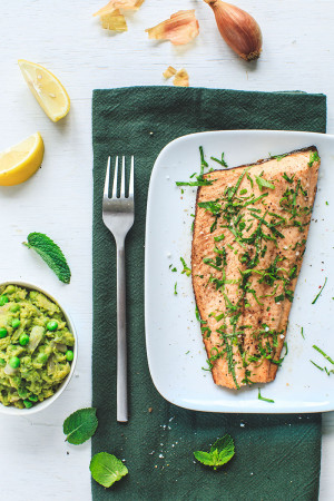 Crushed green peas and trout